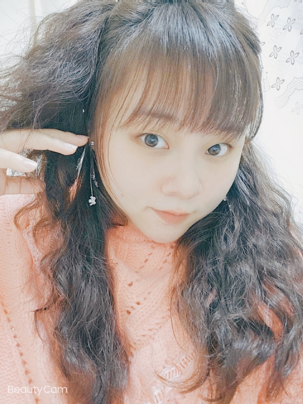 艾薇儿的第一张照片--大连相亲服务中心