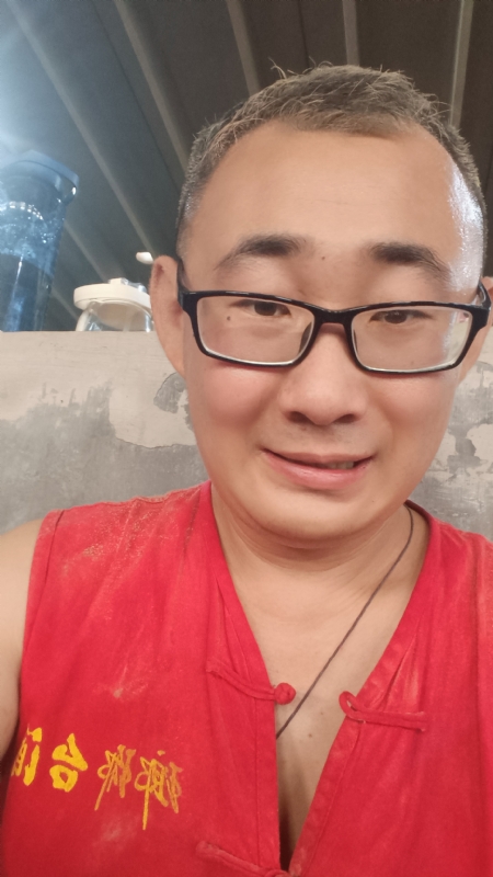 黑黑一笑的第二张照片--大连相亲服务中心